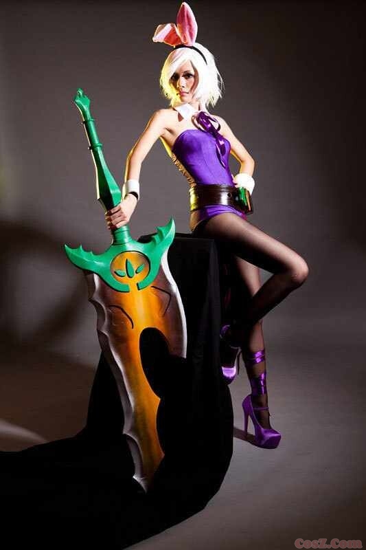 蕾丝兔女郎扛着一把大刀等待命令全军出击！