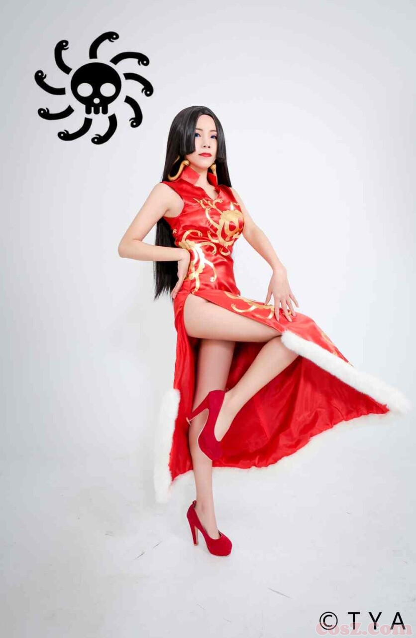 限量版女帝梓宅女帝红旗袍突出萝莉气息！