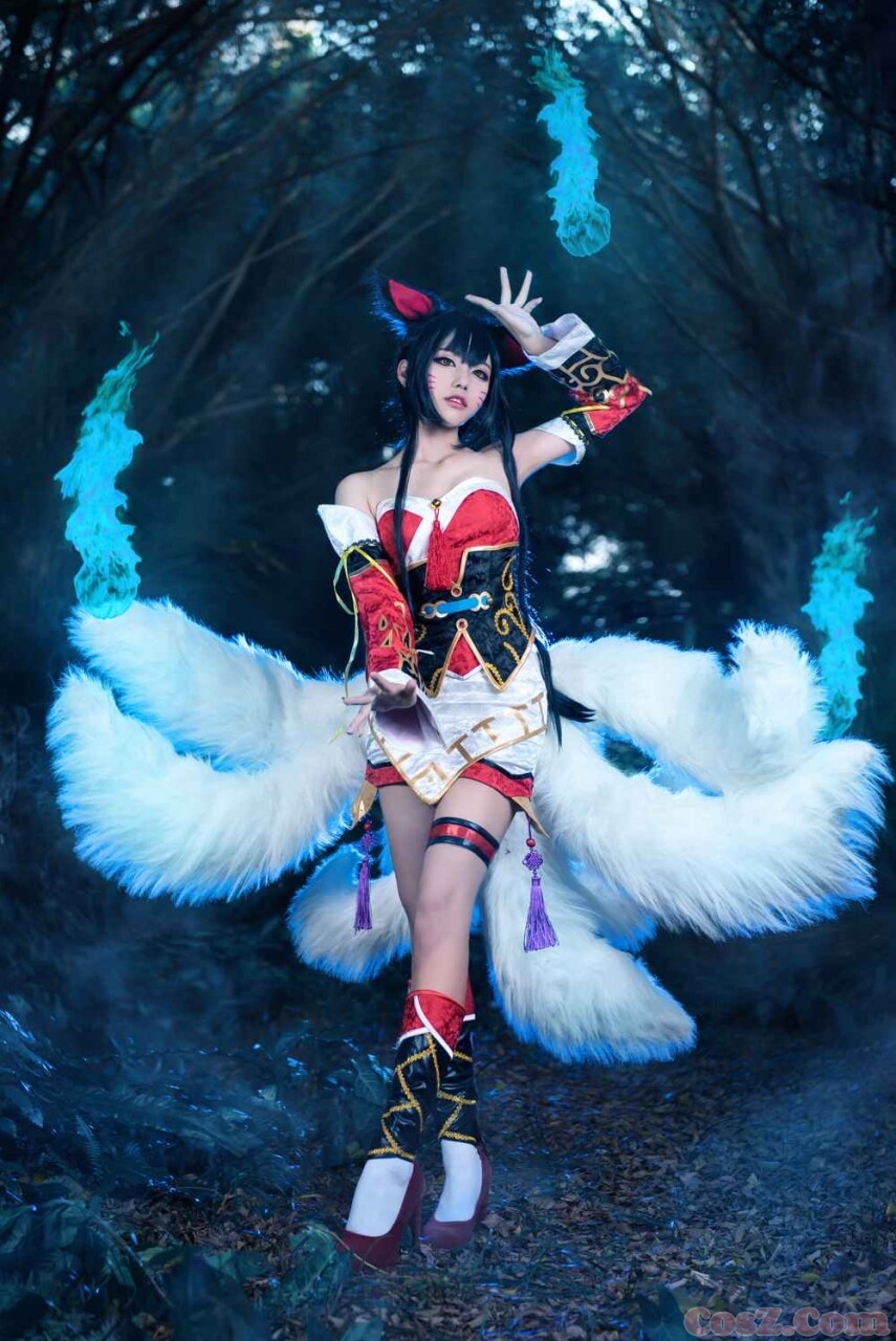 传说千年洞中有这么一个漂亮诱惑的美人狐仙小姐姐
